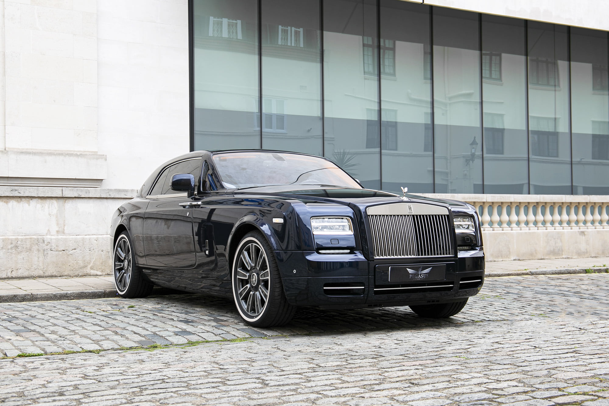 RollsRoyce phantom Coupe Series II của đại gia Campuchia gặp nạn