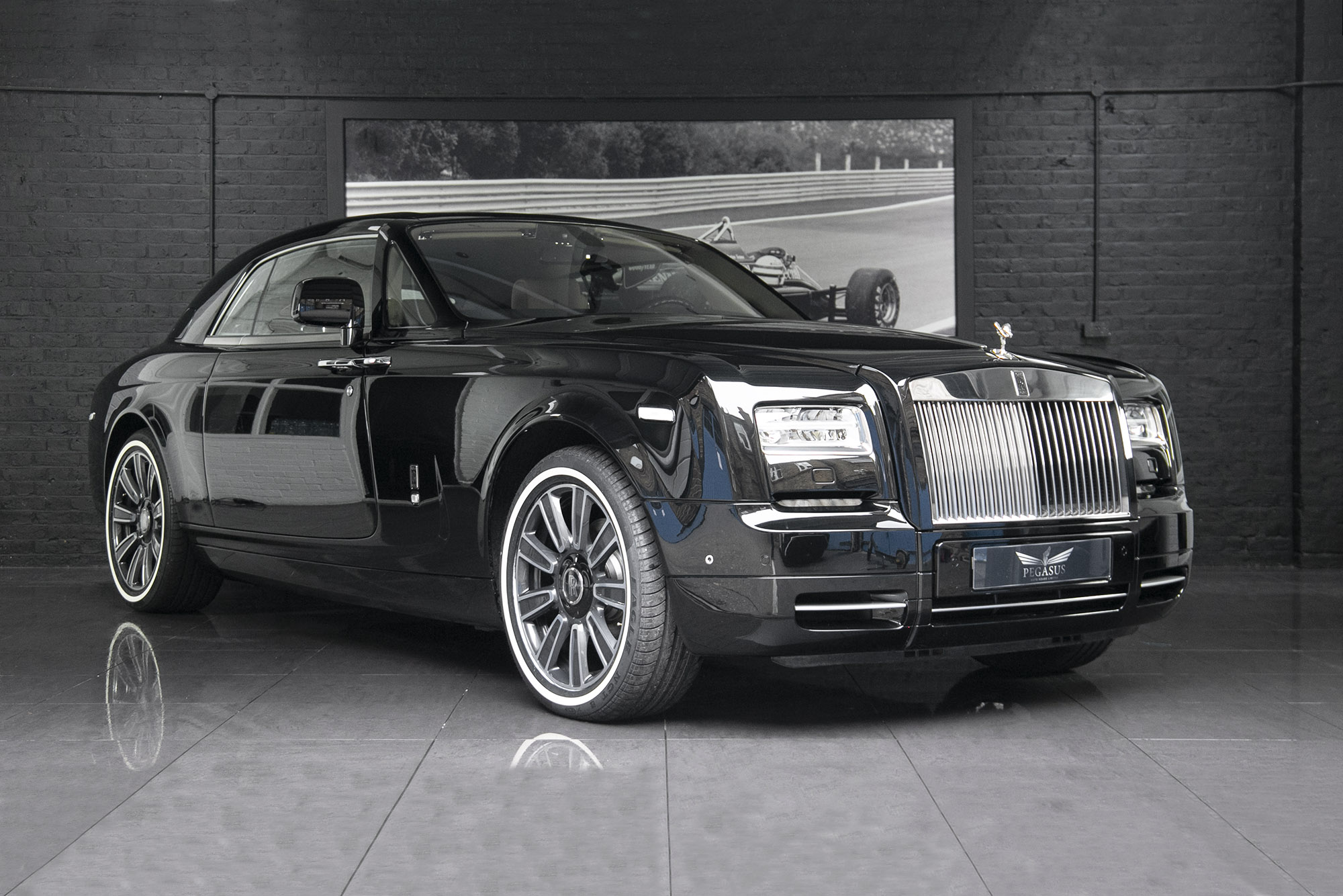ROLLS ROYCE PHANTOM DROPHEAD COUPE used2013rollsroycephantomcoupe Used   the parking